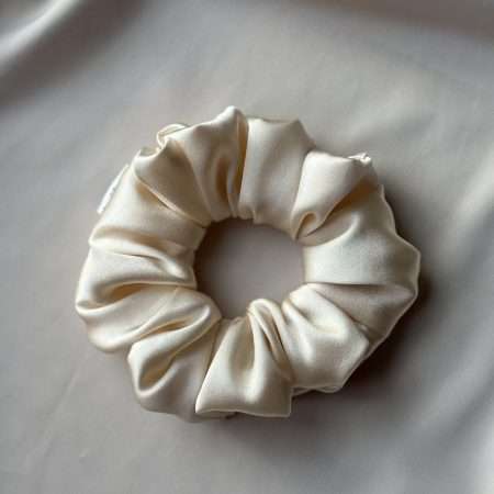 jedwabna gumka do wlosow typu scrunchie w kolorze waniliowym