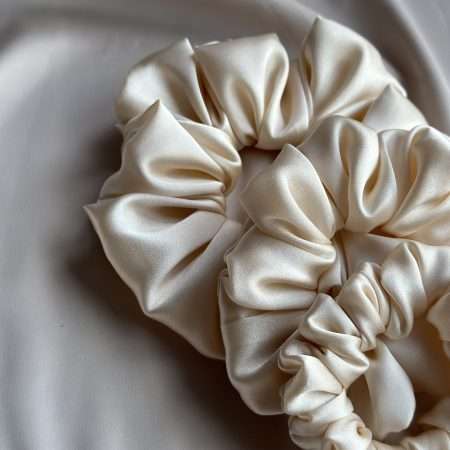 jedwabna gumka do włosów typu scrunchie w kolorze waniliowym