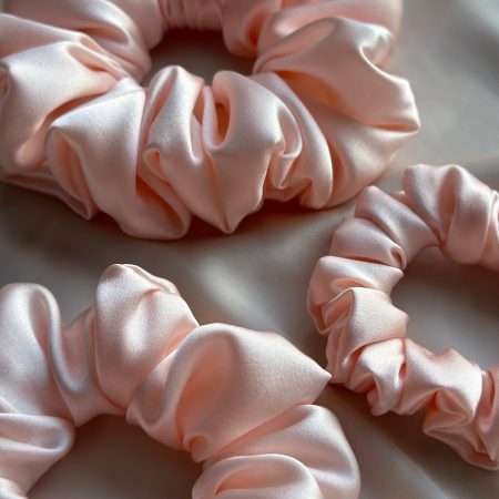 jedwabny zestaw gumek do włosów typu scrunchie w rozmiarach s, m, l w kolorze jasny róż