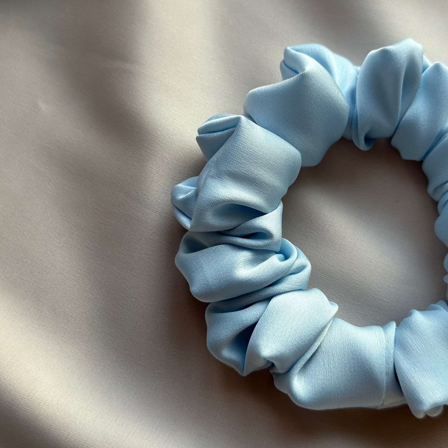 Satynowa gumka do włosów Baby Blue S - obrazek 2