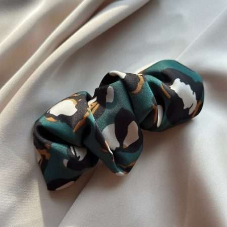 spinka do włosów typu scrunchie w zieloną panterkę