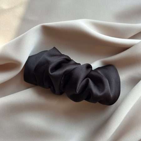 czarna spinka do włosów typu scrunchie