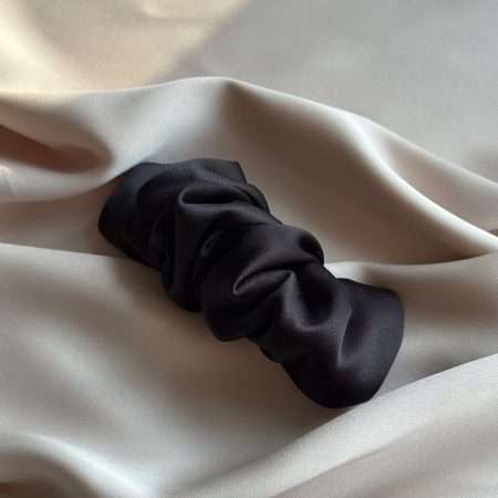 czarna spinka do włosów typu scrunchie