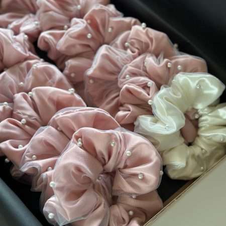 różowe gumki do włosów typu scrunchie